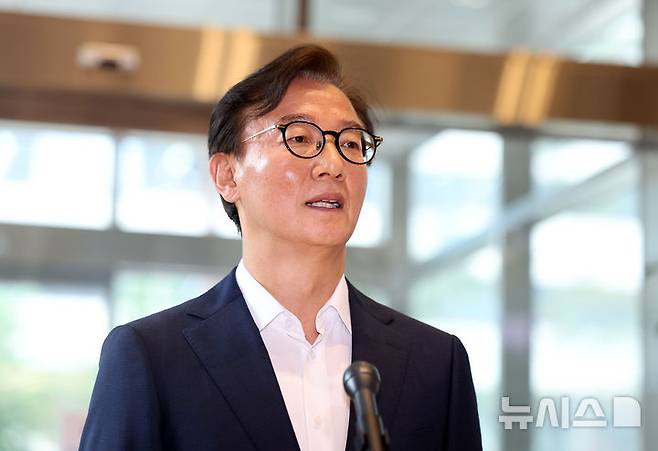 [서울=뉴시스] 김선웅 기자 = 전재수 해양수산부 장관 후보자가 25일 서울 마포구 포스트타워 마포에 마련된 인사청문회 준비 사무실로 출근하며 취재진과 만나 질의응답을 하고 있다. 2025.06.25. mangusta@newsis.com