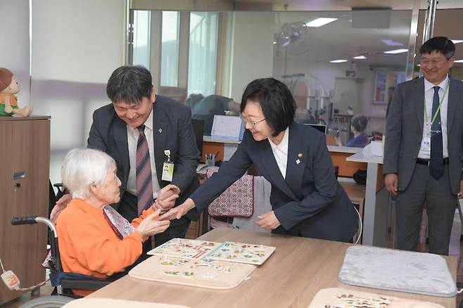 [서울=뉴시스] 식품의약품안전처 오유경 처장은 25일 호국보훈의 달을 맞아 대전광역시 유성구에 있는 대전보훈요양원을 방문해 국가유공자와 요양원 관계자를 격려하고 위문금을 전달했다. (사진=식약처 제공) 2025.06.25. photo@newsis.com *재판매 및 DB 금지