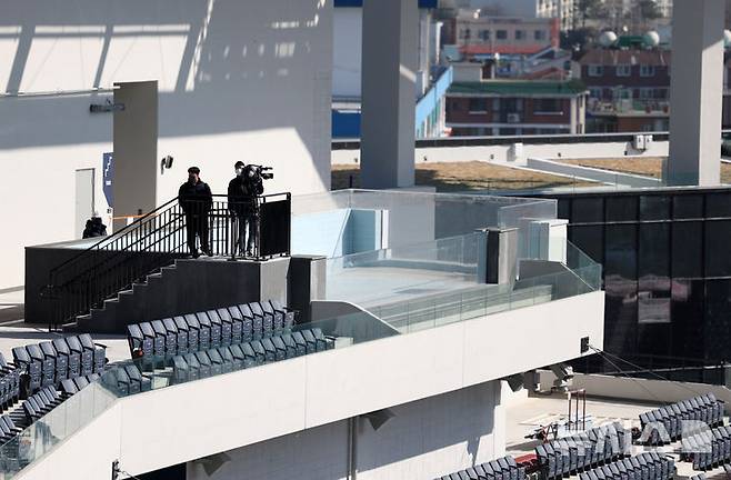 [대전=뉴시스] 김선웅 기자 = 20일 대전 중구 소재 새 야구장 한화생명 볼파크에서 열린 언론 공개 행사에서 취재진이 3루측 관중석 상단에 설치된 인피니티 풀을 살펴보고 있다.한화이글스의 새로운 보금자리가 될 대전 한화생명 볼파크는 공사 3년 만인 오는 3월 5일 공식 개장할 예정이며 지하 2층~지상 4층, 관람석 2만7000석 규모로 조성됐다. 국내 최초 좌우 비대칭 그라운드와 높이 8m 몬스터 월, 복층형 불펜 등이 도입돼 대전의 새로운 스포츠·문화 랜드마크로 자리잡을 전망이다. 2025.02.20. mangusta@newsis.com