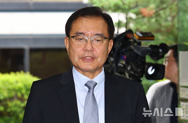 [서울=뉴시스] 박주성 기자 = 채상병 순직사건 외압 의혹을 수사하는 이명현 특별검사가 25일 오전 서울 서초구 서초동 사무실로 출근하며 취재진의 질문에 답변하고 있다. 2025.06.25. park7691@newsis.com