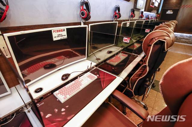 [서울=뉴시스] 7일 오후 서울 성북구 한 PC방에 좌석이 한 칸씩 띄워져 있다. (사진=뉴시스DB) 2021.07.07. photo@newsis.com 위 사진은 기사 내용과 무관함.