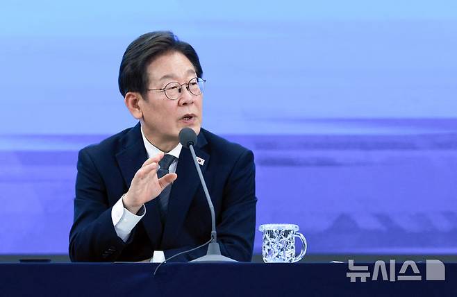 [광주=뉴시스] 고범준 기자 = 이재명 대통령이 25일 광주 국립아시아문화전당에서 열린 광주시민, 전남도민 타운홀미팅에서 발언하고 있다. 2025.06.25. bjko@newsis.com