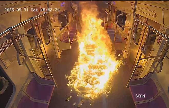 [서울=뉴시스] 지난 달 31일 오전 8시 42분쯤 60대 남성 원 모 씨가 지하철 5호선 여의나루역과 마포역 간 터널 구간을 달리는 열차에 불을 지르고 있다. 서울남부지검 ‘지하철 5호선 방화사건’ 전담수사팀(팀장 손상희 부장검사)은 25일 살인미수 및 현존전차방화치상죄 위반 등 혐의로 원 모 씨를 구속기소했다고 밝혔다.(사진=서울남부지검 제공) 2025.06.25. photo@newsis.com *재판매 및 DB 금지