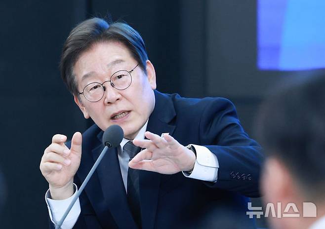 [광주=뉴시스] 고범준 기자 = 이재명 대통령이 25일 광주 국립아시아문화전당에서 열린 광주시민, 전남도민과 타운홀미팅에서 발언하고 있다. 2025.06.25. bjko@newsis.com