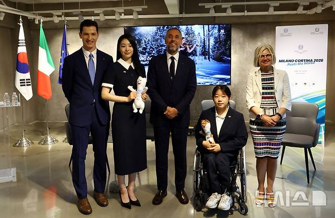 [서울=뉴시스] 박주성 기자 = 방송인 알베르토 몬디(왼쪽부터), 전 피겨스케이팅 선수 김연아, 안드레아 바르니에르 밀라노 코르티나 동계올림픽 CEO, 패럴림픽 노르딕 스키 국가대표 김윤지, 에밀리아 가토 주한이탈리아 대사가 25일 오후 서울 강남구 하이 스트리트 이탈리아에서 열린 2026 밀라노 코르티나 동계 올림픽 공식 설명회, “2026 밀라노 코르티나, 세계와 만나다”에서 기념촬영을 하고 있다. 2025.06.25. park7691@newsis.com