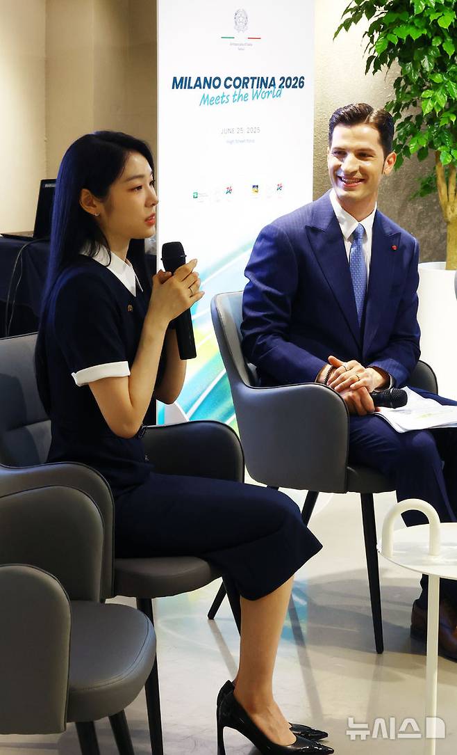 [서울=뉴시스] 박주성 기자 = 25일 오후 서울 강남구 하이 스트리트 이탈리아에서 열린 2026 밀라노 코르티나 동계 올림픽 공식 설명회, “2026 밀라노 코르티나, 세계와 만나다”에서 전 피겨스케이팅 선수 김연아가 발언을 하고 있다. 2025.06.25. park7691@newsis.com
