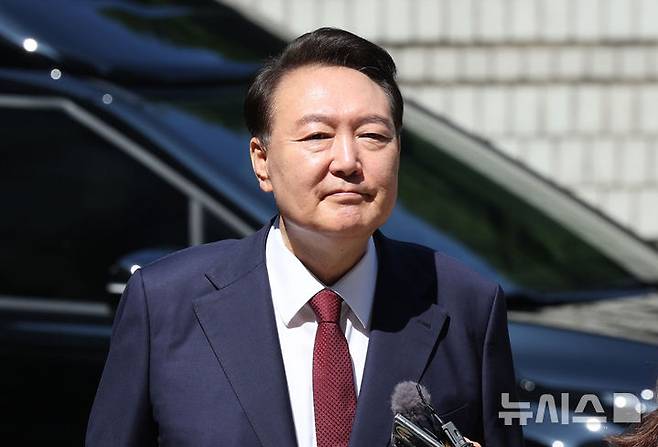 [서울=뉴시스] 사진공동취재단 = 윤석열 전 대통령이 지난 23일 서울 서초구 서울중앙지방법원에서 열린 내란 우두머리 혐의·직권남용 권리행사 방해 혐의 사건 8차 공판에 출석하고 있다. 2025.06.23. photo@newsis.com