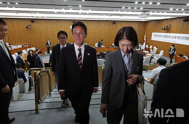 [서울=뉴시스] 고승민 기자 = 25일 서울 여의도 국회에서 열린 김민석 국무총리 후보자 인사청문회에서 국민의힘 의원들이 자료 관련 청문회 참여를 중단하자 이들을 기다리던 김 후보자가 저녁식사를 위해 이동하고 있다. 2025.06.25. kkssmm99@newsis.com