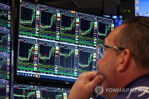 뉴욕 증시를 바라보는 모습. [뉴욕 로이터 연합뉴스 자료사진]