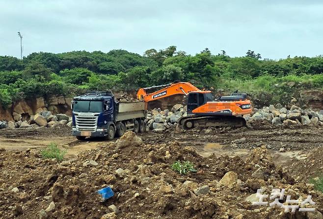불법 토석채취가 의심되는 임야 모습. 이창준 크리에이터