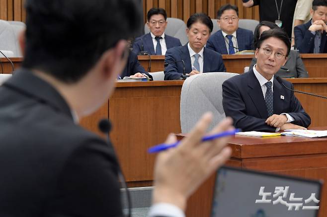 김민석 국무총리 후보자가 24일 서울 여의도 국회에서 열린 인사청문회에서 국민의힘 주진우 의원의 질의를 받고 있다. 윤창원 기자