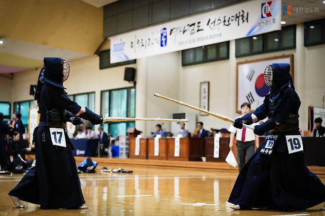 지난해 열린 제17회 미르치과기 전국여자검도선수권대회에 출전한 선수들의 경기 장면. 대한검도회 제공