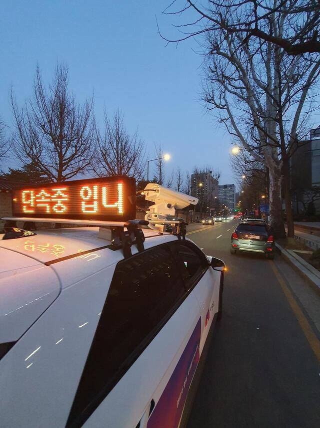 청와대 일대의 불법 주정차 차량을 단속하는 모습. 서울 종로구