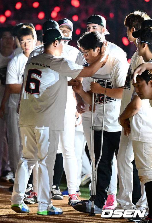 [OSEN=수원, 최규한 기자] 1일 수원 KT위즈파크에서 ‘2025 신한 SOL Bank KBO리그’ KT 위즈와 KIA 타이거즈의 경기가 열렸다.경기를 마치고 KT 박경수의 은퇴식이 진행됐다.박경수가 은퇴식에서 강백호와 인사를 나누고 있다. 2025.06.01 / dreamer@osen.co.kr