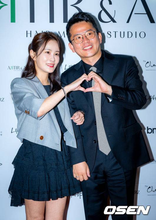 [OSEN=민경훈 기자] 김준호-김지민 커플이 22일 오후 서울 강남구 청담동의 한 카페에서 진행된 헤어 브랜드 오프닝 파티 포토콜 행사에 참여했다.김지민와 김지민은 7월 결혼을 앞두고 있다.김준호 김지민 커플이 입장하며 포즈를 취하고 있다. 2025.04.22 / rumi@osen.co.kr