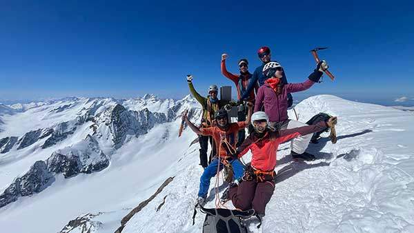 핀스터라르호른 정상. 등정의 기쁨과 더이상 올라갈 곳이 없다는 사실에 안도하게 되는 순간이다.