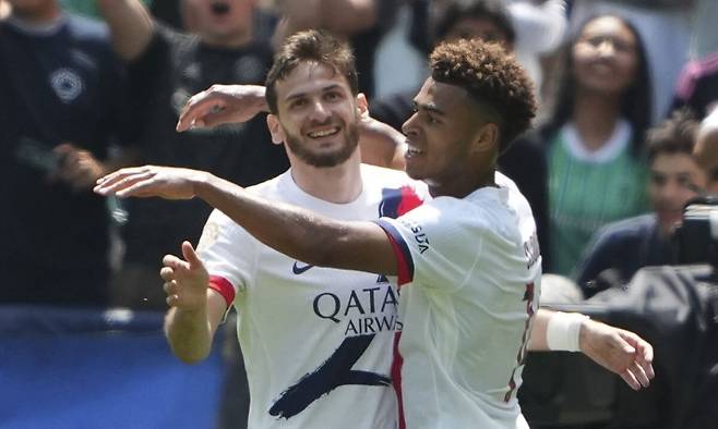 파리 생제르맹(PSG) 흐비차 크바라츠헬리아(왼쪽)가 24일 미국 워싱턴주 시애틀에서 열린 2025 FIFA 클럽 월드컵 B조 3차전 시애틀 사운더스 상대 선제골을 넣은 후 동료의 축하를 받고 있다. 시애틀=AP연합뉴스