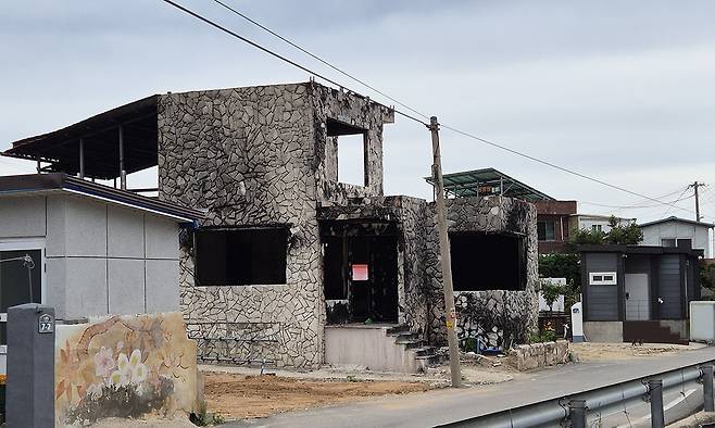 지난 3월 초대형 산불 피해를 입은 경북 영덕군 노물항 인근 주택들이 화염에 휩쓸려 형체만 남아 있다. 영덕=이영균 기자