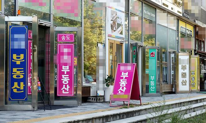 21일 오후 인천시 연수구 송도국제도시 내 부동산 밀집 상가. 연합뉴스