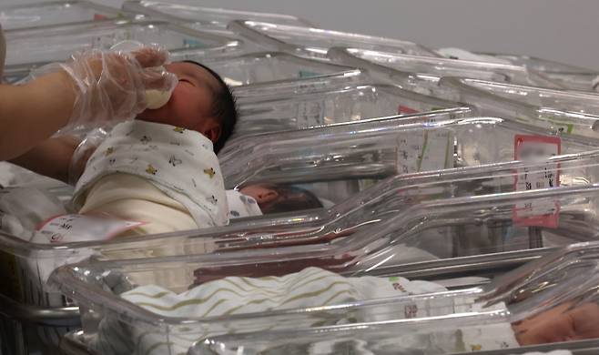 올 초 인천 미추홀구 아인병원 신생아실에서 간호사가 신생아들을 돌보고 있다. 뉴시스