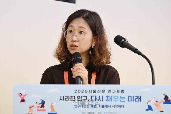 24일 서울 중구 한국프레스센터에서 열린 2025 서울신문 인구포럼에서 홍영진 한화손해보험 펨테크운영지원파트장이 주제발표를 하고 있다. 홍윤기 기자