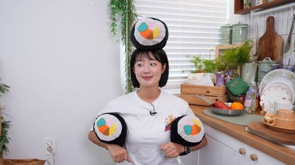 ‘김밥 큐레이터’ 정다현씨가 김밥 인형을 들고 포즈를 취하고 있다. 2025.06.10 김지현 인턴기자