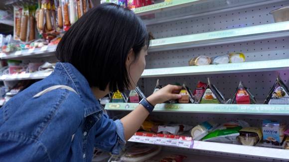 GS25 편의점에서 ‘김밥 큐레이터’ 정다현씨가 협업 상품인 ‘전국김밥일주’ 김밥을 고르고 있다. 2025.06.10 임승범 기자