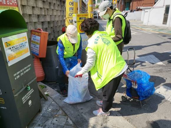 관악구 강감찬 관악형 민생안정일자리 모집 - 서울 관악구가 하반기 ‘강감찬 관악형 민생안정일자리’ 참여자를 모집한다. 사진은 동 환경 정비 업무를 맡은 일자리 참여자들의 모습.  관악구 제공