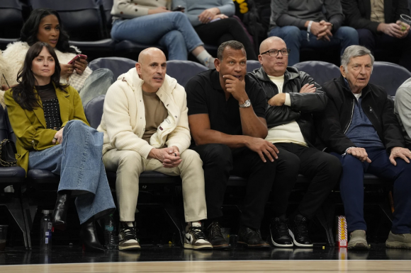 2024년 12월 19일 미국 미네소타주 미니애폴리스에서 열린 미네소타 팀버울브즈와 뉴욕 닉스와의 경기를 관전 중인 알렉스 로드리게스(왼쪽 세 번째). AP 연합뉴스