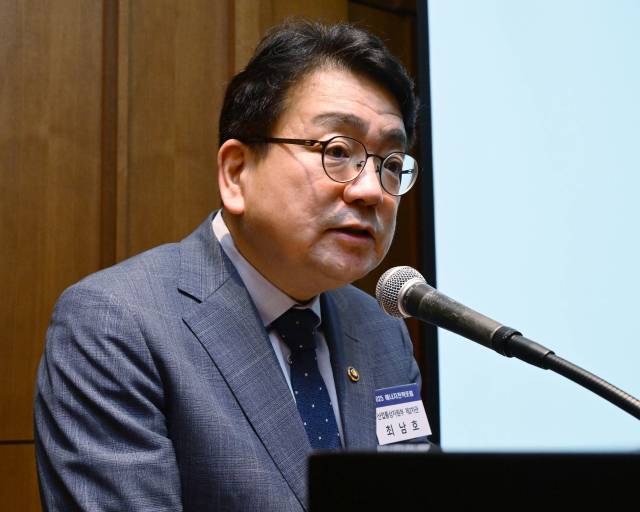 최남호 산업통상자원부 제2차관이 24일 서울 중구 신라호텔에서 열린 제 21회 에너지전략포럼에서 '재생에너지 확산과 전력망 시스템의 역할'을 주제로 기조 연설을 하고 있다. 사진=성형주 기자