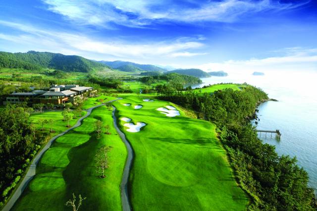 바다와 코스가 어우러진 파인비치의 장엄한 경관. 사진 제공=파인비치