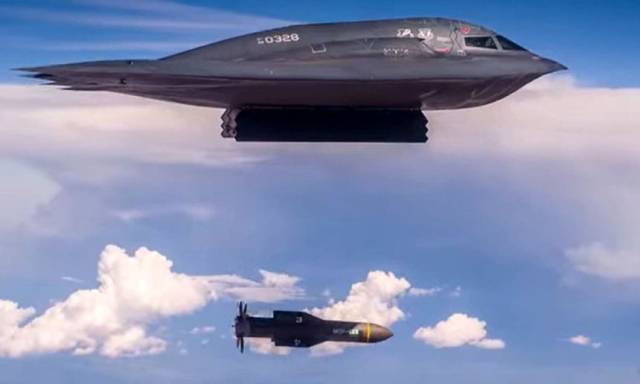 미 공군 B-2 스텔스 폭격기가 ‘GBU-57’을 투하하는 모습. 사진 제공=미 공군
