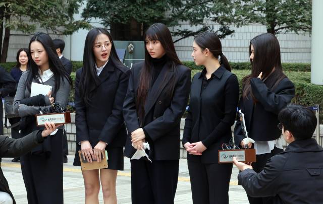 그룹 뉴진스(왼쪽부터 하니, 민지, 혜인, 해린, 다니엘)가 지난 3월7일 서울 서초구 서울중앙지방법원에서 어도어 측이 멤버들을 상대로 제기한 ‘기획사 지위보전 및 광고계약 체결 등 금지’ 가처분 첫 심문기일을 마친 후 취재진 질문에 답하고 있다. 뉴스1
