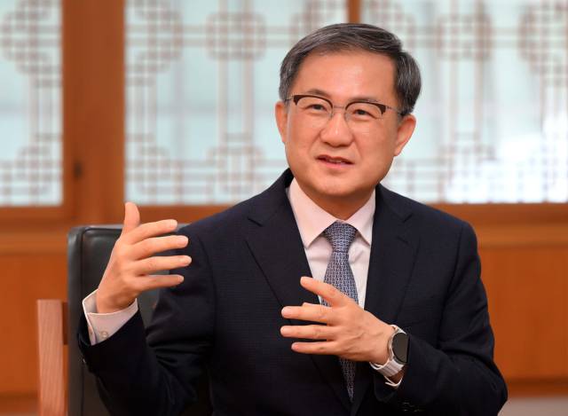 김재홍 국립중앙박물관장이 24일 서울경제와 인터뷰를 하고 있다. 권욱 기자