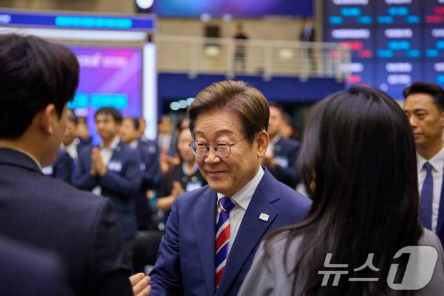 이재명 대통령이 이달 11일 서울 영등포구 한국거래소에서 열린 ‘주식시장 불공정거래 근절을 위한 현장 간담회’에서 참석자들과 인사를 나누고 있다. 뉴스1