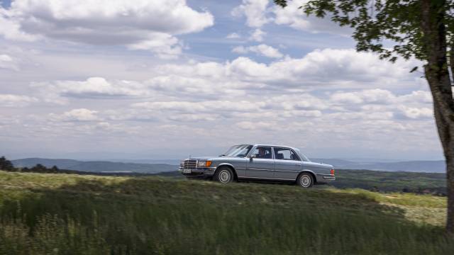 메르세데스-벤츠가 지난달 말 독일 임멘딩겐에서 개최한 '비하인드 더 휠 오브 에브리 S클래스(Behind the wheel of_every S-Class) 행사에서 1세대 S-클래스가 정차해있다. 사진제공=메르세데스-벤츠