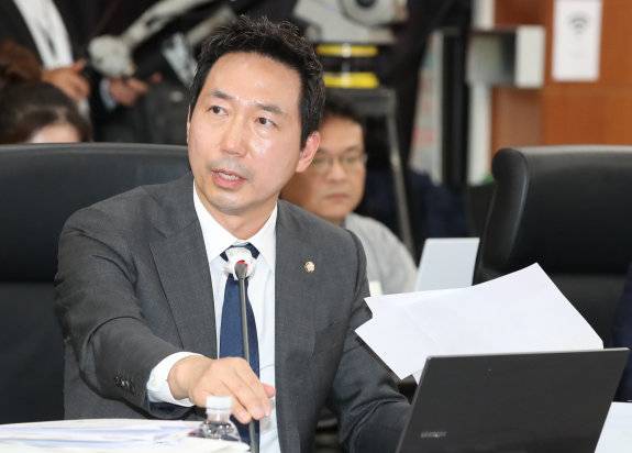 이정헌 더불어민주당 위원이  2024년 10월 17일 대전 한국과학기술원(KAIST)에서 열린 국회 과학기술정보방송통신위원회 국정감사에서 질의하고 있다. 뉴스1