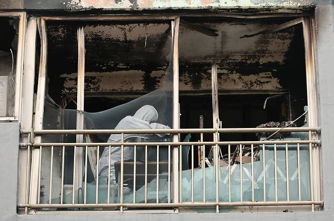 6월24일 오전 부산시 부산진구의 모 아파트 화재 현장에서 소방당국과 경찰 등 관계자들이 합동감식을 벌이고 있다. 해당 화재로&nbsp;각각 10세·7세인 자매가 전부 목숨을 잃었다. ⓒ연합뉴스