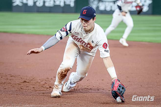 롯데 고승민이 1루 수비를 소화하고 있다. 고승민은 24일 나승엽의 콜업으로 다시 원래 자리인 2루로 돌아갈 수 있게 됐다. 사진제공|롯데 자이언츠