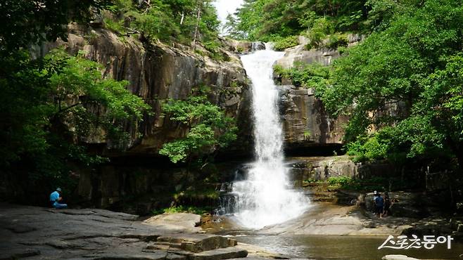 무더위를 잊게 해주는 괴산 수옥폭포 전경. 높이 20m의 굵은 물줄기가 쏟아지는 모습이 인근 절벽과 어우러져 장관을 이룬다   괴산｜김재범 기자 oldfield@donga.com