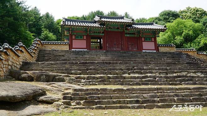 우암 송시열이 말년에 머물던 곳에 지은 화양서원. 임진왜란 때 원군을 보내주었다고 중국 명나라 황제 위패를 모신 사당 만동묘가 안에 있다    괴산｜김재범 기자 oldfield@donga.com