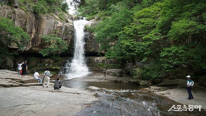 괴산 수옥폭포. 굵은 물줄기가 보는 이에게 더위를 잊게 하는 통쾌함을 전해준다.&nbsp;주변의 절벽과 어우러진 모습도 멋지다      괴산｜김재범 기자 oldfield@donga.com