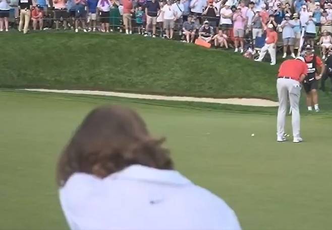토미 플리트우드가 지난 23일 PGA투어 트래블러스 챔피언십 최종 라운드 마지막 홀에서 키건 브래들리가 우승 퍼트를 하는 동안 팔로 눈을 가리고 있다. SNS 캡처