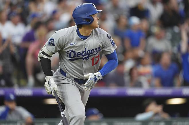 LA 다저스 오타니 쇼헤이가 25일 콜로라도전에서 6회초에 투런 홈런을 날리고 있다. AP연합뉴스