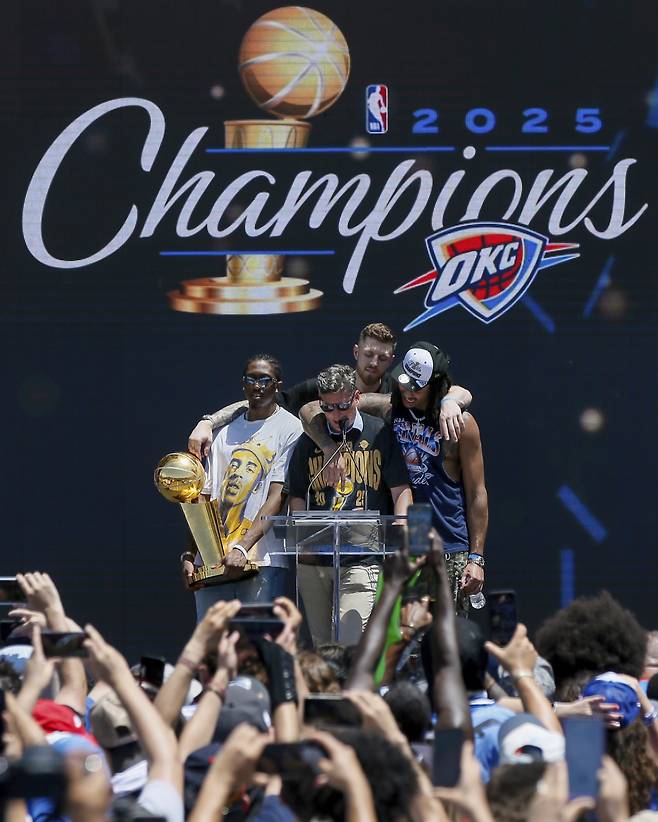 오클라호마시티 시장과 선수들이 25일 많은 시민들 틈에서 우승 축하 연설을 하고 있다. AP연합뉴스