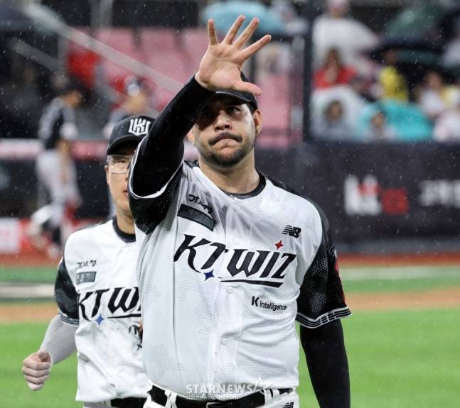 95분 우천 중단에도 끝내 이겼다! 이강철 감독은 9335명 팬들부터 챙겼다 "늦은 시간까지 응원해주셔서 감사하다" [수원 현장]