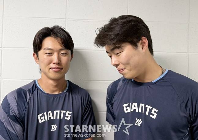 롯데 전민재(왼쪽)와 고승민이 스타뉴스와 인터뷰를 하고 있다. /사진=양정웅 기자