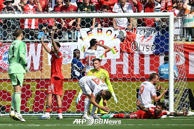 25일(한국시간) 미국 샬럿의 뱅크 오브 아메리카 스타디움에서 열린 바이에른 뮌헨과 벤피카의 2025 국제축구연맹(FIFA) 클럽 월드컵 경기 모습. 바이에른 뮌헨 해리 케인(오른쪽 흰색)가 기회를 놓친 뒤 아쉬워하고 있다. /AFPBBNews=뉴스1