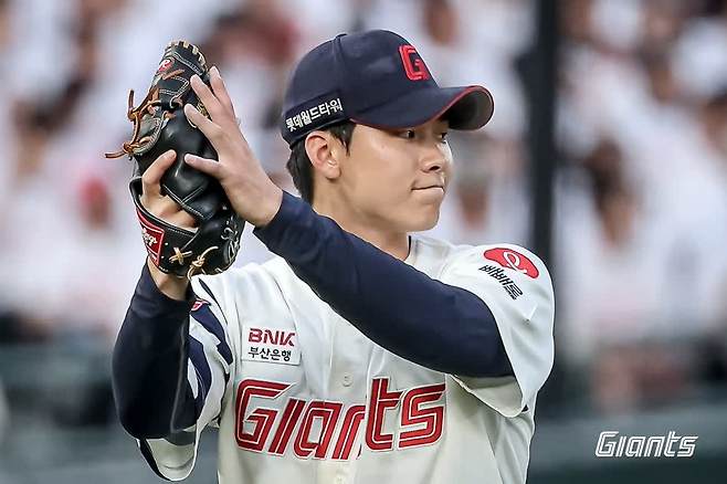 롯데 자이언츠 좌완 영건 홍민기가 지난 22일 사직 삼성 라이온즈전에서 3이닝 무실점 완벽투로 팀 역전승에 결정적인 역할을 했다. 사진 롯데 자이언츠