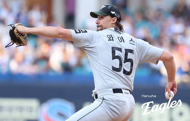 한화 이글스 라이언 와이스는 25일 대구삼성라이온즈파크에서 열린 2025 신한 SOL Bank KBO리그 삼성 라이온즈와의 원정경기에서 선발투수로 등판했으나 3이닝 6피안타(1피홈런) 2사사구 1탈삼진 5실점(3자책점)을 기록하고 교체됐다. 한화 이글스